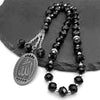 Porte-clés islamiques arabes en perles noires de Allah, présentés sur une surface de ardoise sombre