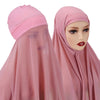 Una mujer vistiendo un conjunto de hijab y chal de gasa rosa con un superposición transparente.