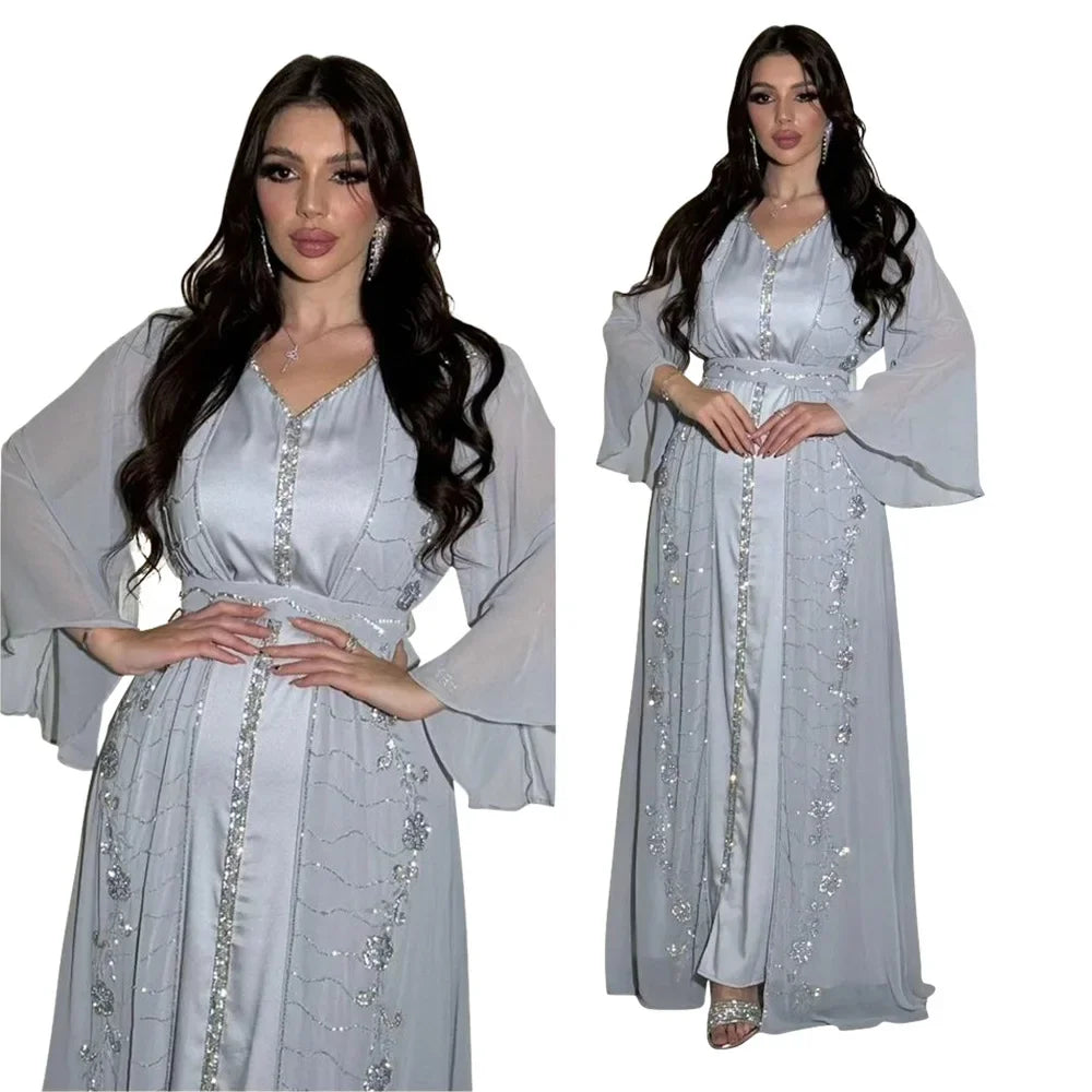 Eine Frau modelliert ein elegantes hellblaues Zwei-teiliges muslimisches Set mit langen Ärmeln und filigranen silbernen Verzi