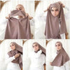 Une femme modélise un foulard instant en jersey beige et extensible dans divers drapés.