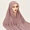 Model trägt einen mauvefarbenen Chiffon-Instant-Hijab mit eingebauten Magneten, Nahaufnahme.