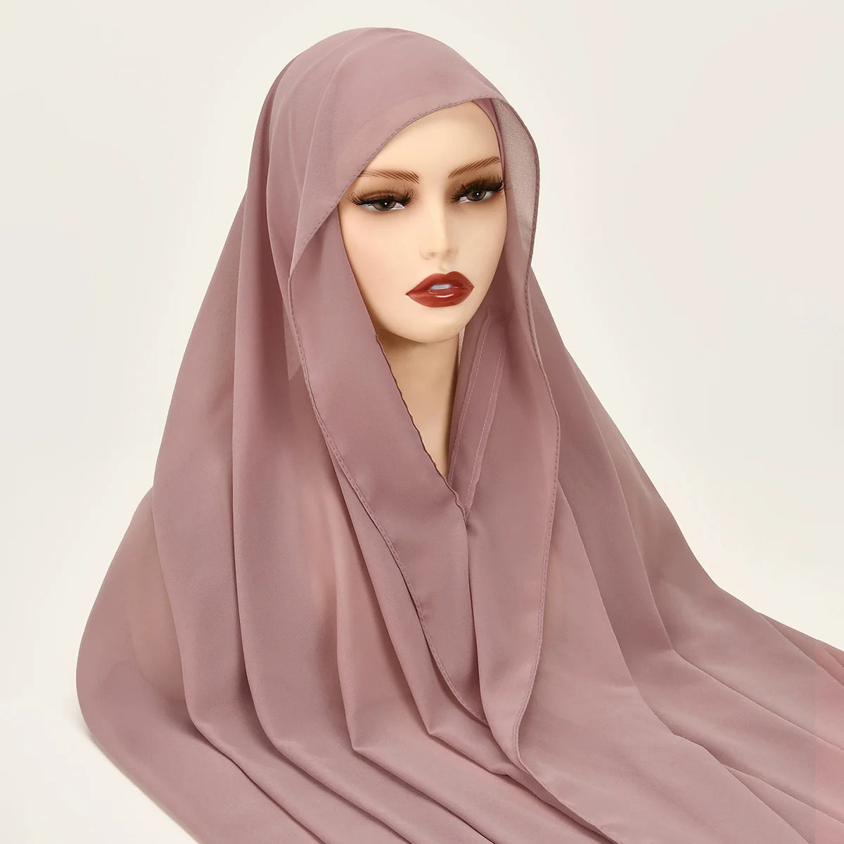 Model trägt einen mauvefarbenen Chiffon-Instant-Hijab mit eingebauten Magneten, Nahaufnahme.