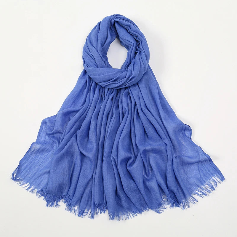 Pañuelo de hijab modal azul real y fluido, doblado sobre fondo blanco.