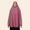 Modelin trägt eine staubrosa, komplett bedeckende Abaya mit innerer Hijab.