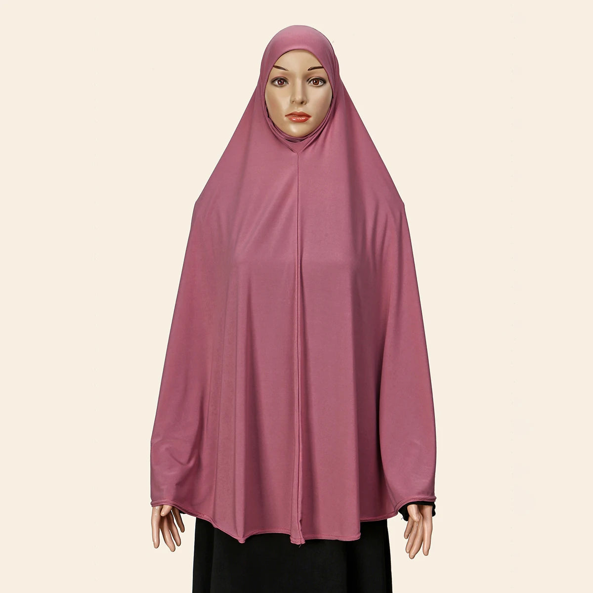 Modelin trägt eine staubrosa, komplett bedeckende Abaya mit innerer Hijab.