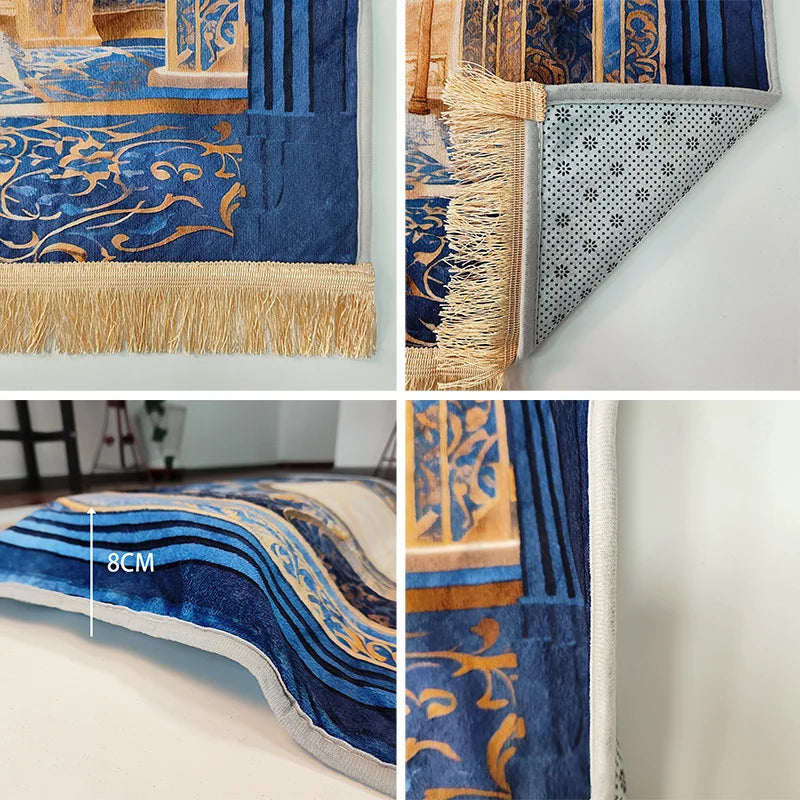 Gros plan d'un tapis de prière musulman élégant bleu et or à motifs avec des bords frangés.
