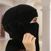Nahaufnahme eines schwarzen atmungsaktiven Netz-Hijabs und Halstuchs.