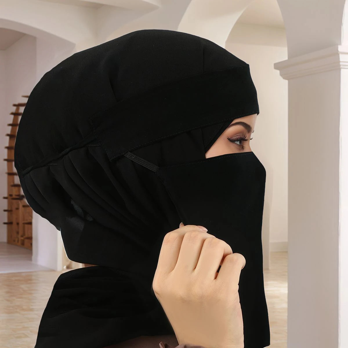Nahaufnahme eines schwarzen atmungsaktiven Netz-Hijabs und Halstuchs.