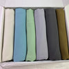 Ein Set von sechs Pastell-Chiffon-Hijabs in verschiedenen Blautönen, Grüntönen und Grautönen wird in einer Box präsentiert.
