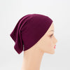 Tiefviolette Bambus-Jersey-Turban-Kappe auf einem Mannequin.