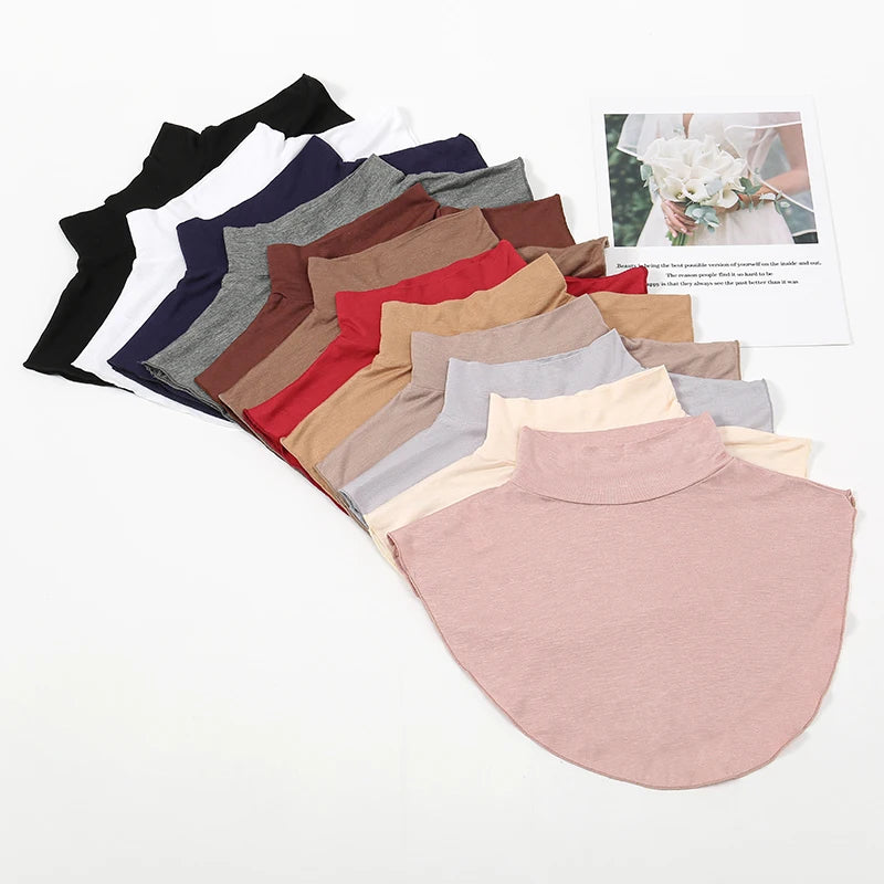 Eine Kollektion eleganter Rollkragenpullover in verschiedenen Erdtönen und Neutralen auf weißem Hintergrund.