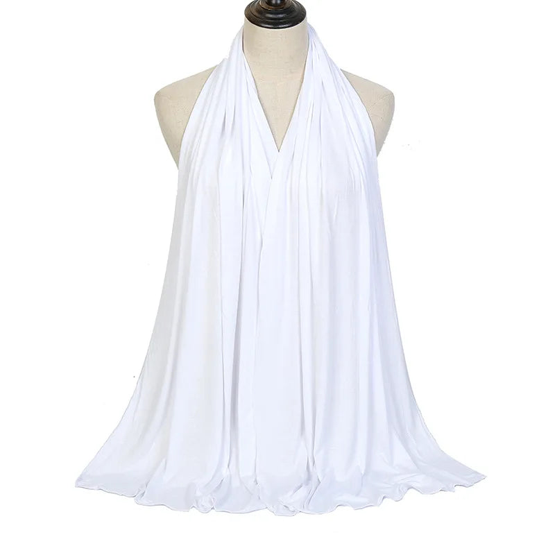 Pañuelo de jersey modal blanco premium drapeado alrededor del cuello de un maniquí