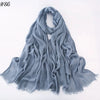 Foulard hijab viscose bleu gris doux drapé élégamment sur fond blanc.