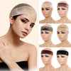 Nahaufnahme einer Frau mit beige-Wig-Grip-Haube und verschiedenen Haarverlängerungen auf Display-Modellen.