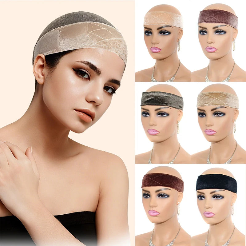 Nahaufnahme einer Frau mit beige-Wig-Grip-Haube und verschiedenen Haarverlängerungen auf Display-Modellen.