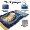 Un tapis de prière bleu et or avec un motif, montrant la texture douce et le design de chaîne sur le dos.