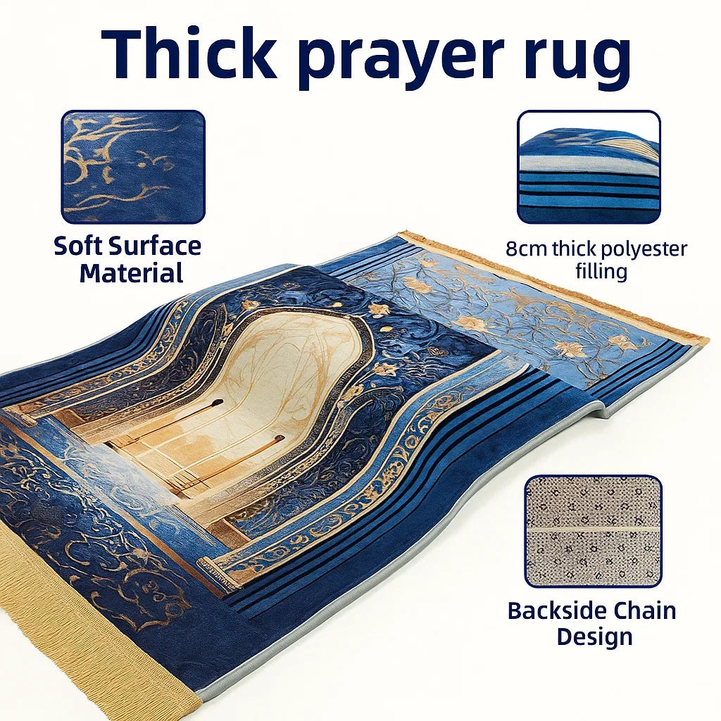 Un tapis de prière bleu et or avec un motif, montrant la texture douce et le design de chaîne sur le dos.