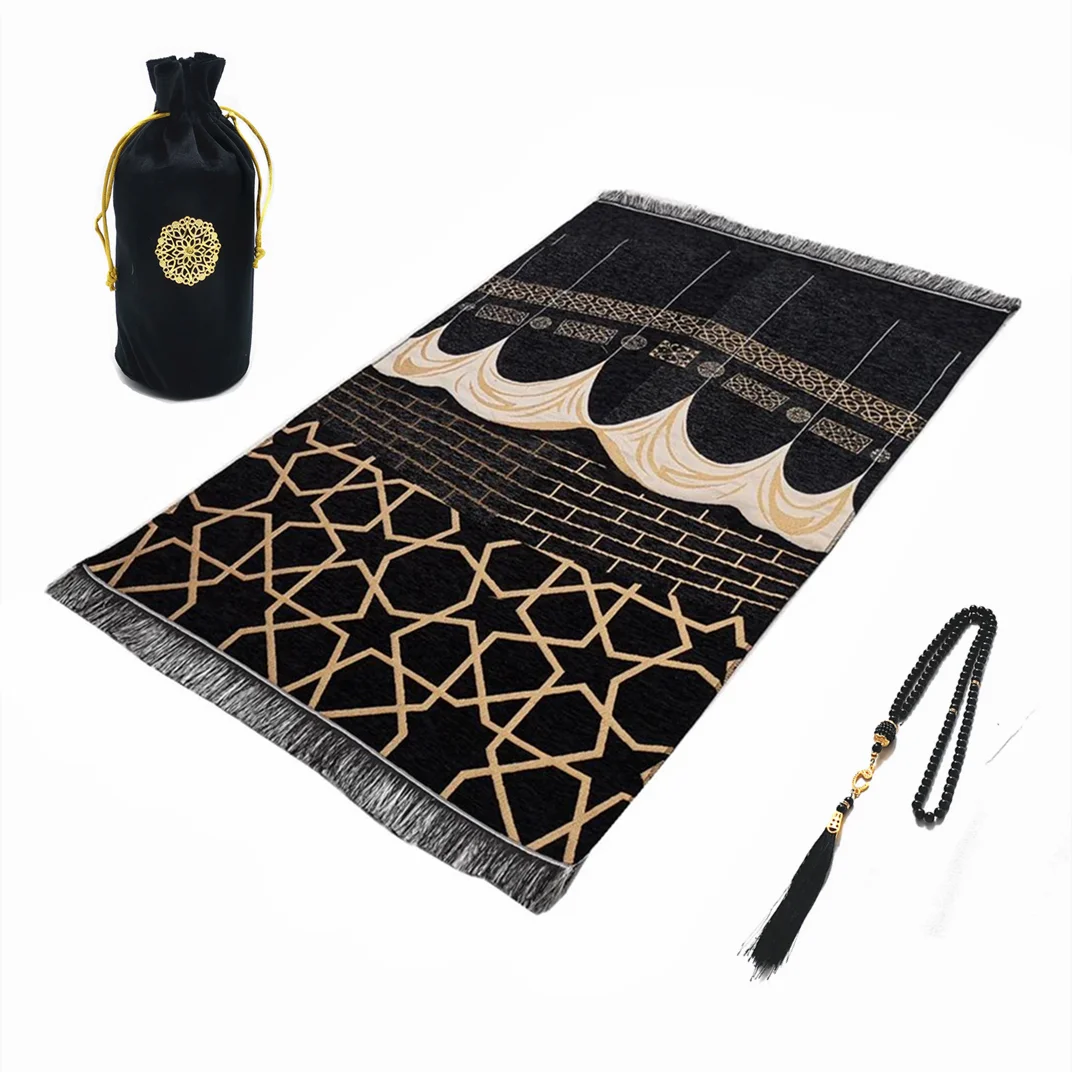 Schwarzer Gebetsteppich mit goldenen geometrischen Mustern und einer Schnurtasche.
