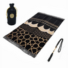 Schwarzer Gebets-Teppich mit goldenen geometrischen Mustern und einer Schnurtasche, flach dargestellt.