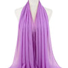 Elegante, durchgehende lilafarbene Chiffon-Hijab-Schal auf einem Mannequin