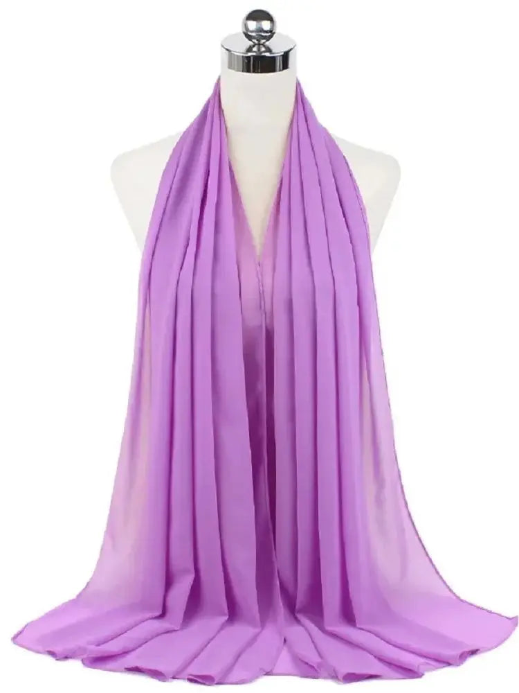 Elegante, durchgehende lilafarbene Chiffon-Hijab-Schal auf einem Mannequin