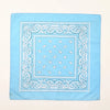 Écharpe en coton bleu clair avec bordure à motif paisley blanc complexe et motif diamant