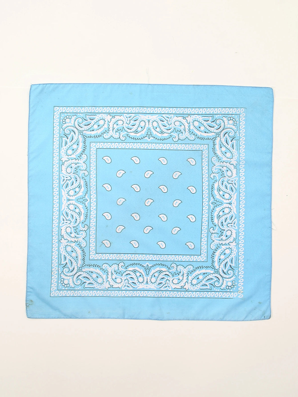 Écharpe en coton bleu clair avec bordure à motif paisley blanc complexe et motif diamant