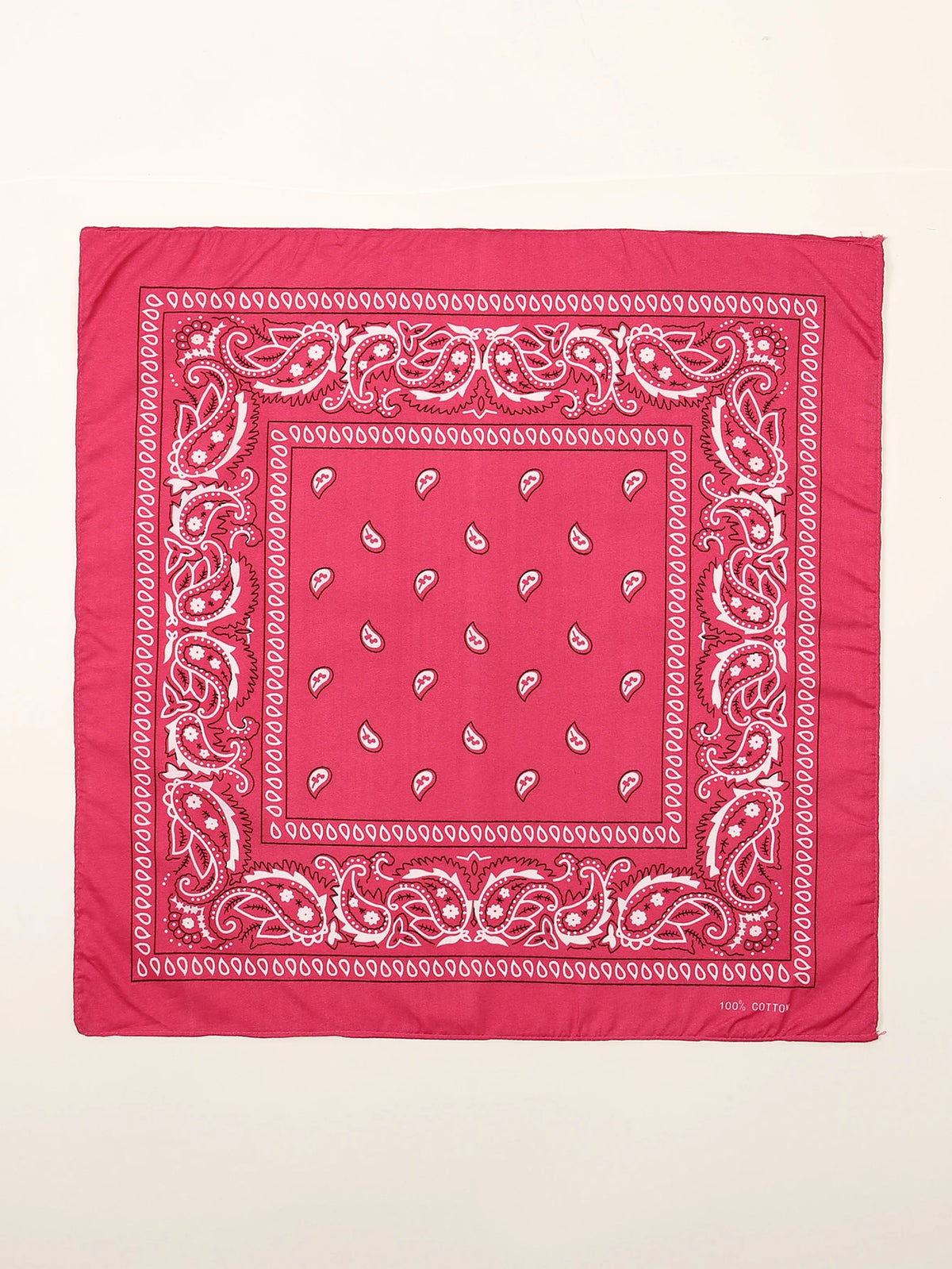 Foulard de coton rose carré avec broderie rouge détaillée et bordure.