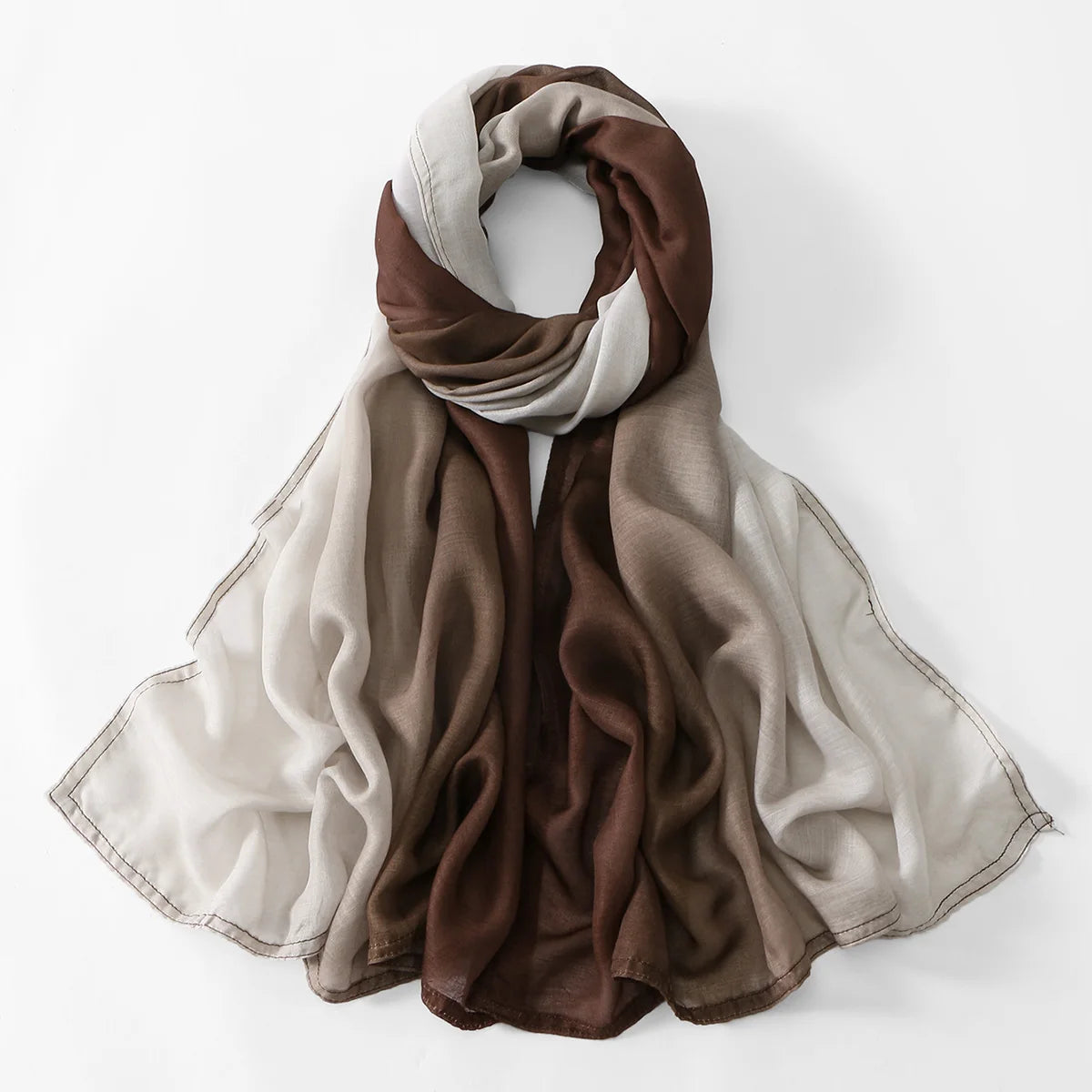 Foulard hijab drapé en modal rayon dégradé de tons marron et beige.