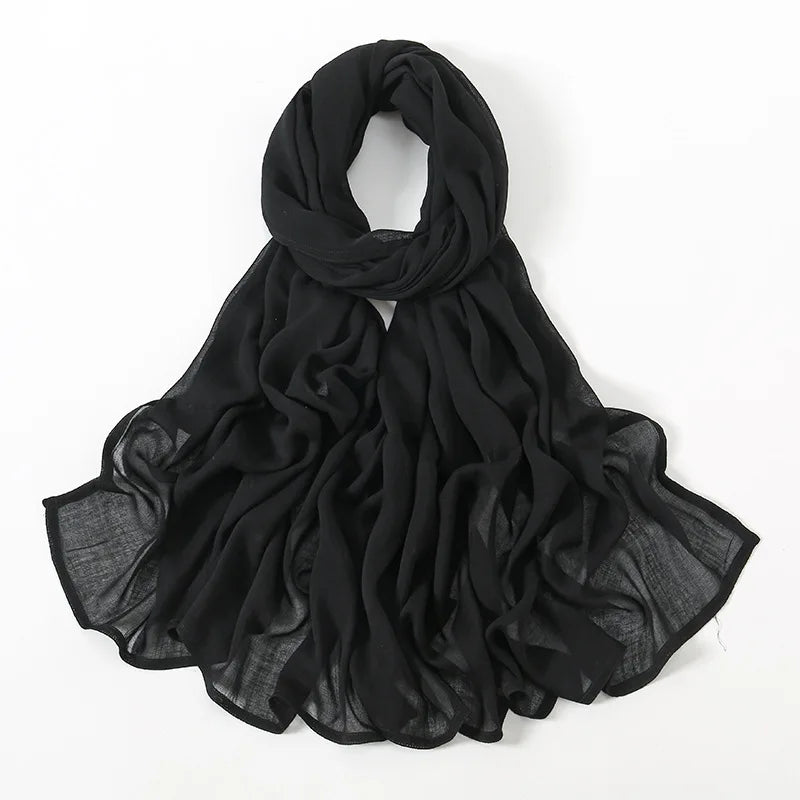 Elegante schwarze, einfache Viskose-Hijab drapiert um den Hals und die Schultern.