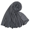 Un foulard hijab en jersey de coton gris foncé, roulé et drapé, montrant sa texture douce.