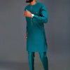Un homme portant un costume de mariage musulman traditionnel africain bleu sarcelle avec une chaîne et une montre en or.