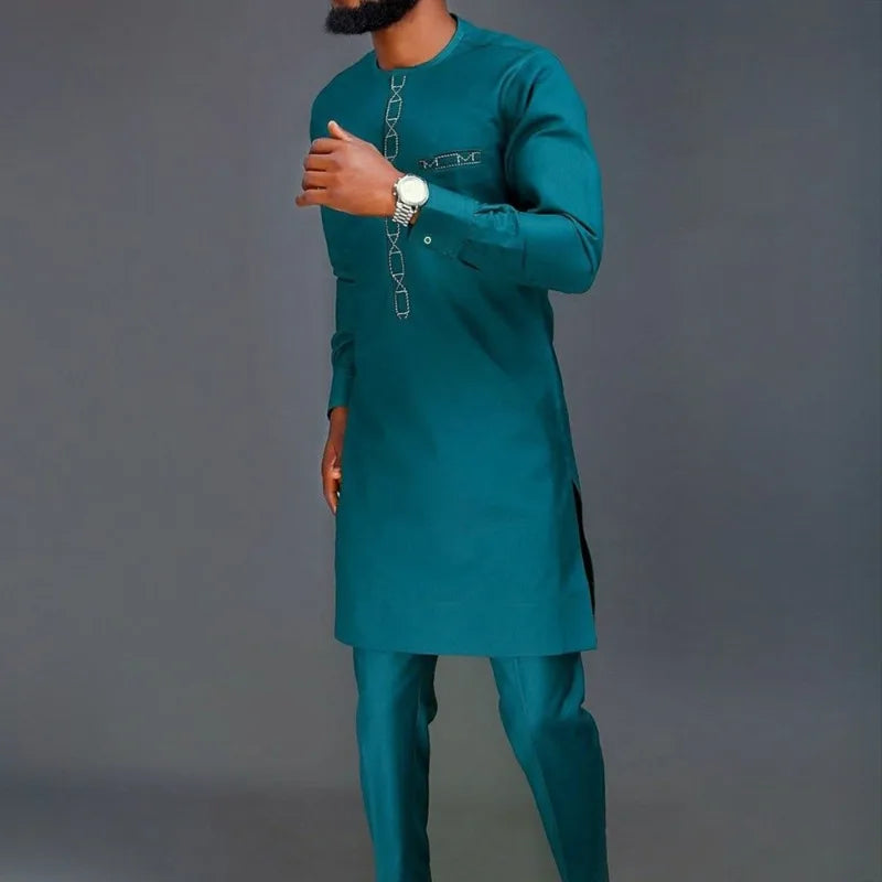 Un homme portant un costume de mariage musulman traditionnel africain bleu sarcelle avec une chaîne et une montre en or.