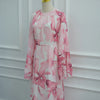 Langes, fließendes Abaya oder Kaftan-Kleid mit rosa-weißem Blumenmuster auf einem Mannequin.
