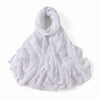Un pañuelo de hijab de modal blanco liso y grande, drapeado suavemente.