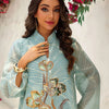 Eine Frau modelliert eine hellblaue Pailletten-bestickte Abaya mit goldenen Akzenten und durchsichtigen Ärmeln.