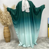 Robe de cardigan islámico verde azulado fluido sobre fondo blanco con pañuelo blanco.