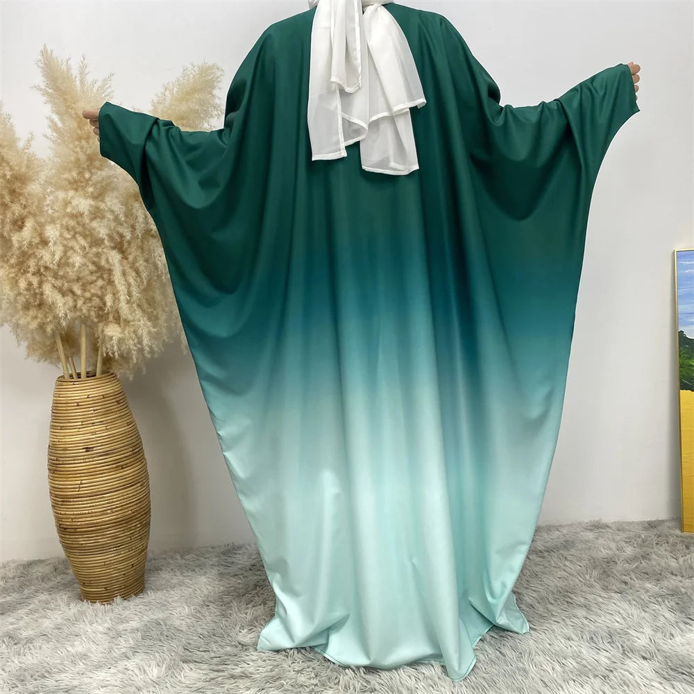 Robe de cardigan islámico verde azulado fluido sobre fondo blanco con pañuelo blanco.