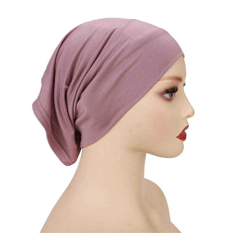 Bonete de hijab de algodón elástico modal color malva puesto en un maniquí.
