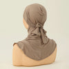 Gorra de hijab beige de cobertura total con cinta para atar, mostrada en un maniquí.