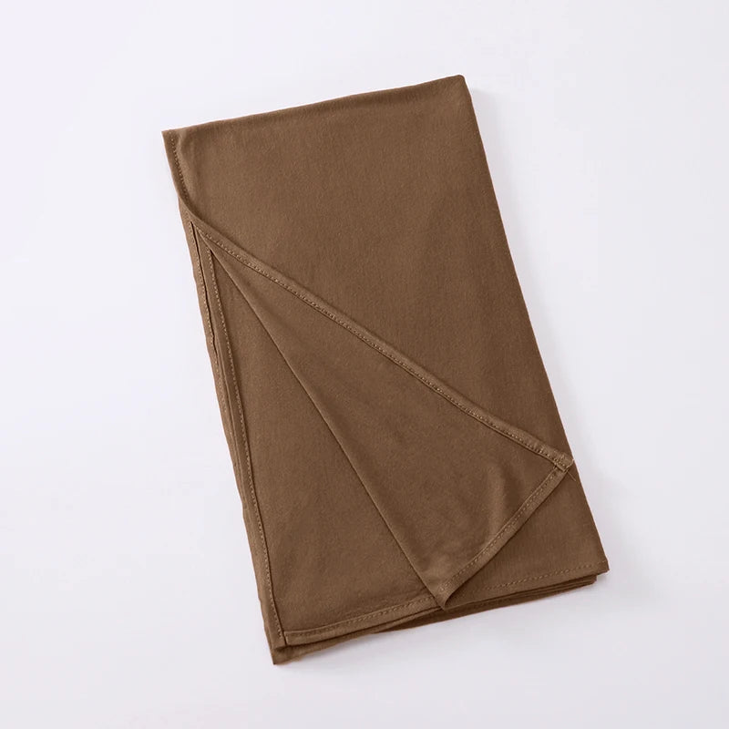 Écharpe instant instant hijab en jersey brun et extensible pliée.