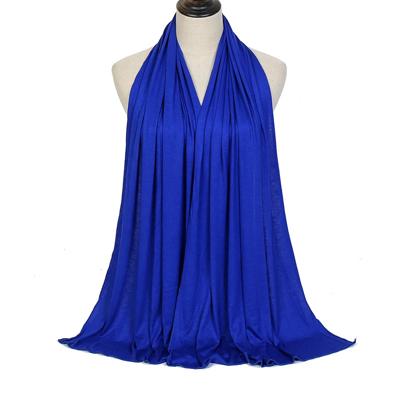 Leuchtend königsblaues Premium-Modalt-Baustoff-Hijab-Tuch um den Hals einer Mannequin drapiert.