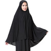 Una mujer vistiendo un elegante pañuelo hijab negro ligero para vestir modesta.