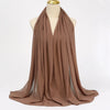 Ein drapierter, fester brauner Chiffon-Hijab-Schal auf einem Mannequin.