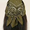 Foulard bandana en coton vert olive, noué en nœud