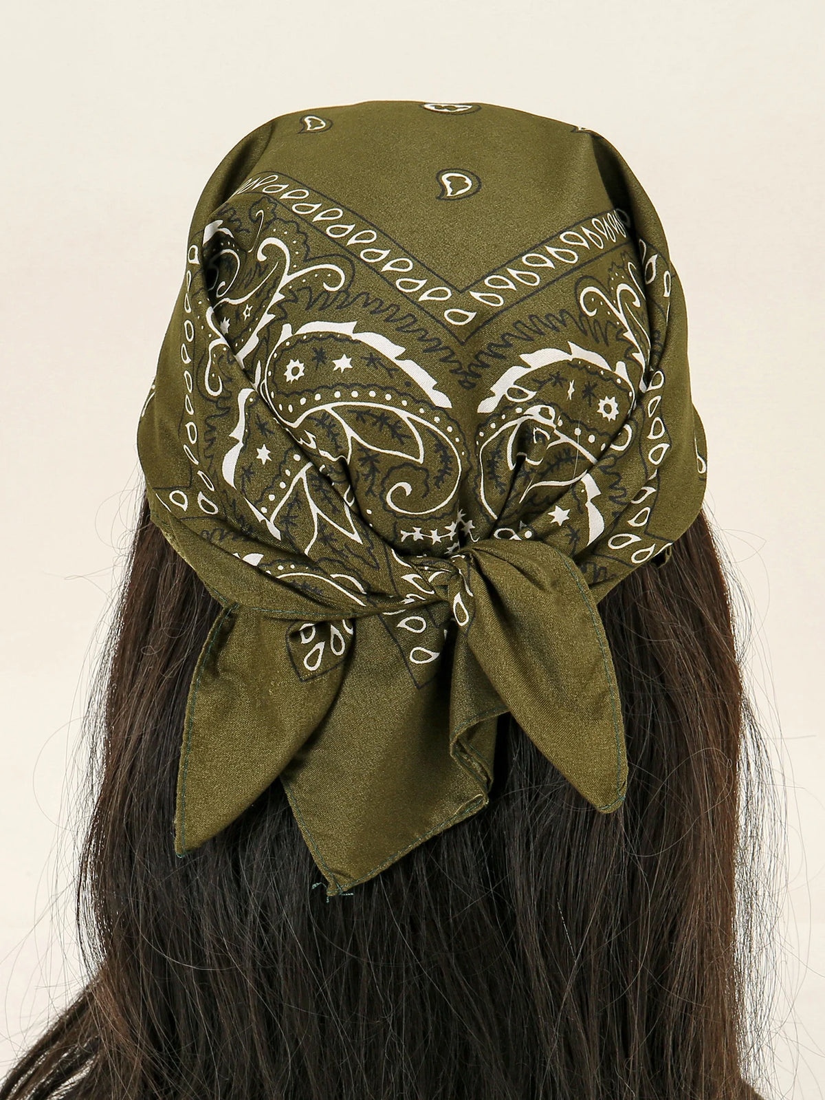 Foulard bandana en coton vert olive, noué en nœud