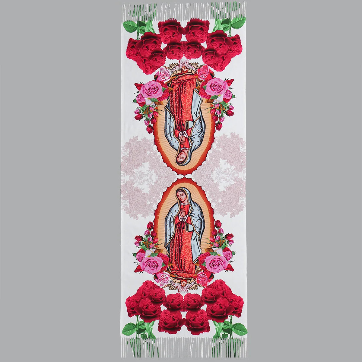 Pañuelo impreso personalizado con imágenes de la Virgen María Guadalupe rodeada de rosas rojas y rosas.
