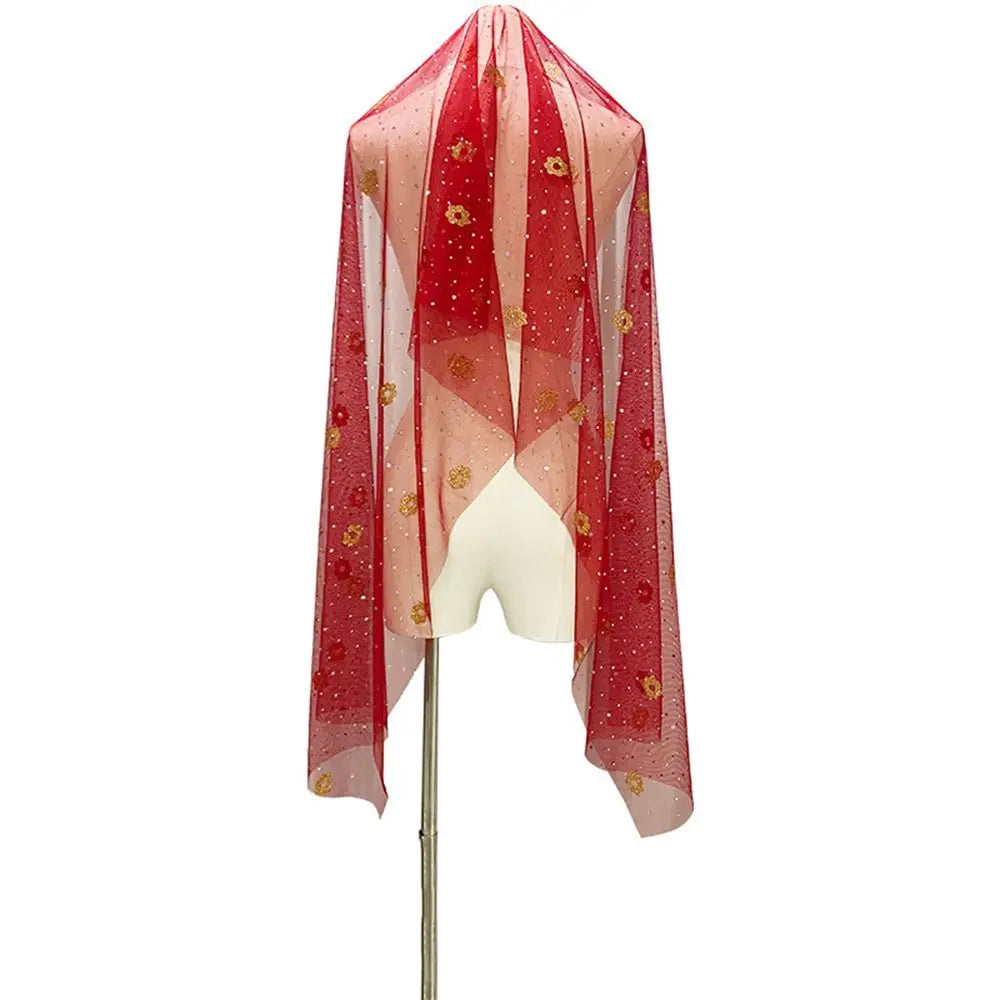 Durchsichtiger roter Netz-Hijab mit Blumenmuster auf einem Mannequin.