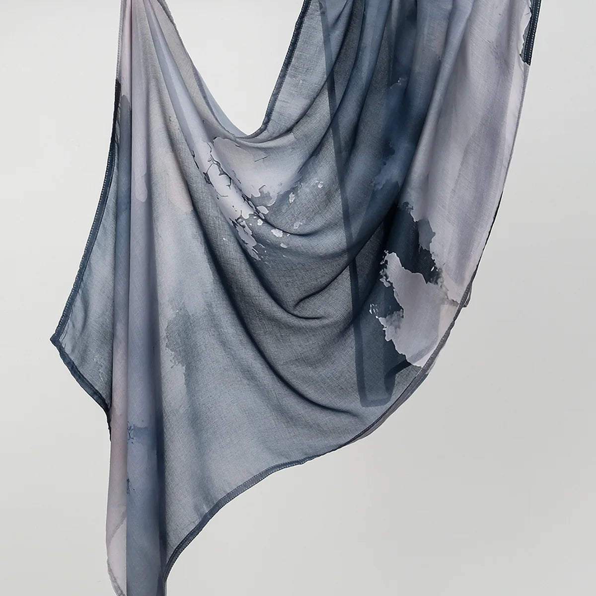 Durchscheinender grau-blauer Premium-Baumwoll-Viskose-Hijabschal, sanft drapiert.