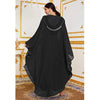 Un vestido maxi abaya negro y fluído con mangas de murciélago exhibido en una modelo.